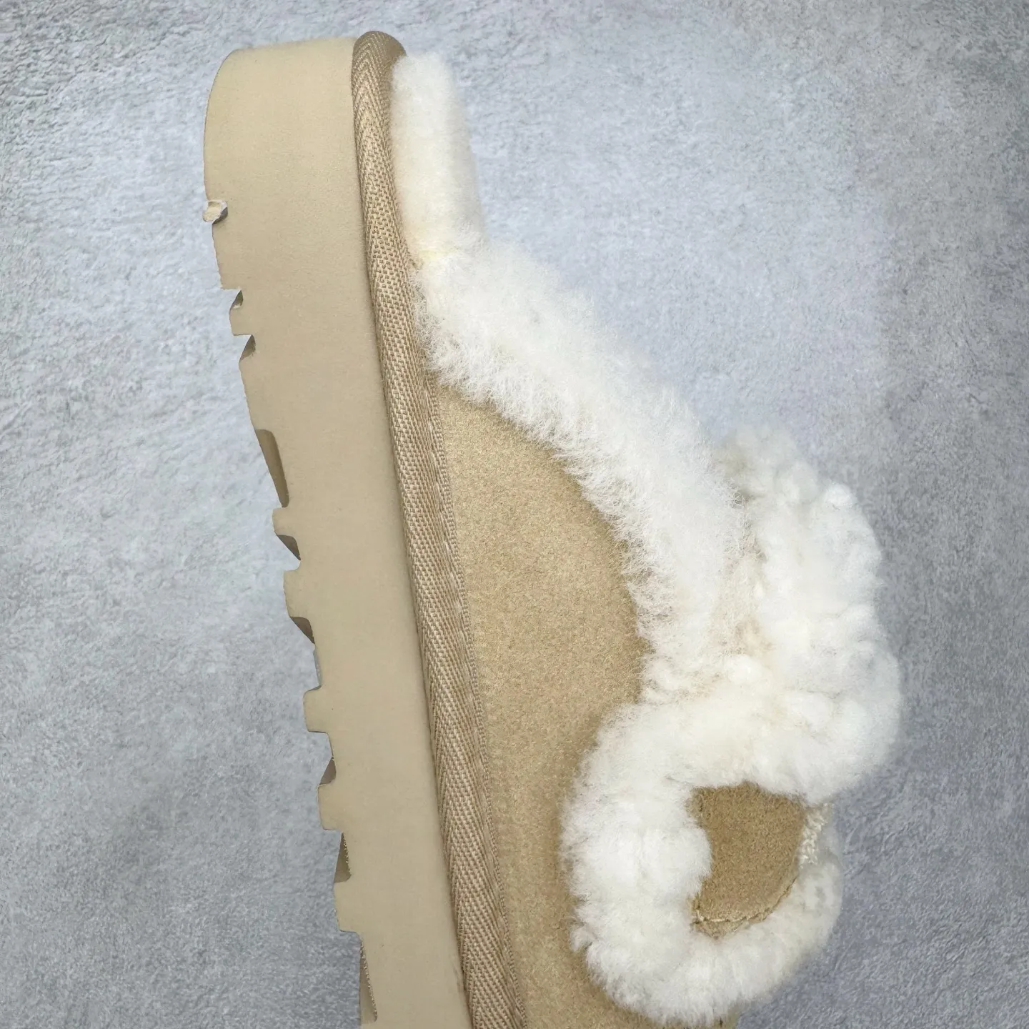 Pick up locally 💰 440 UGG slippers 1206 letter embroidered classic short-tube autumn and winter sheep fur all-in-one snow boots All shoes are made from the same factory as ZP Longfeng A-grade Australian imported sheep fur all-in-one Brand OEM production line Fully follow the ZP process flow OEM original pattern maker Adhere to no original shoes and no development selection Pay attention to every detail The most authentic version on the market TREADLITE "Light Wing" technology outsole Lightweight/durable/flexible/pile size: 35 36 37 38 39 40 Coding: by2936070